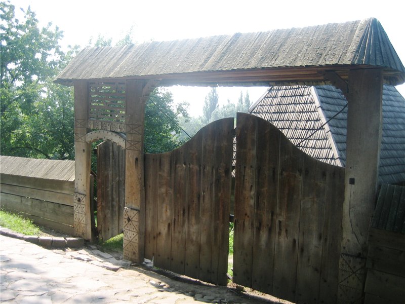 ворота румынской усадьбы